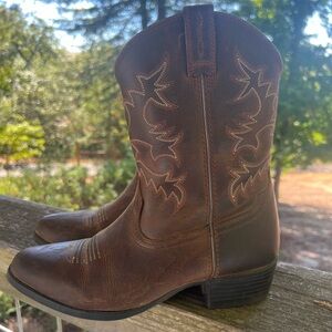 Youth Ariat boots. Size 4.5